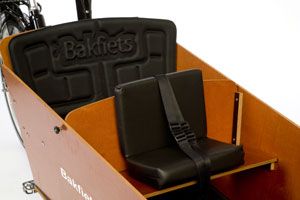 option-banc-avec-coussin-amsterdamer-bakfiet Le banc est équipement d'une ceinture de sécurité